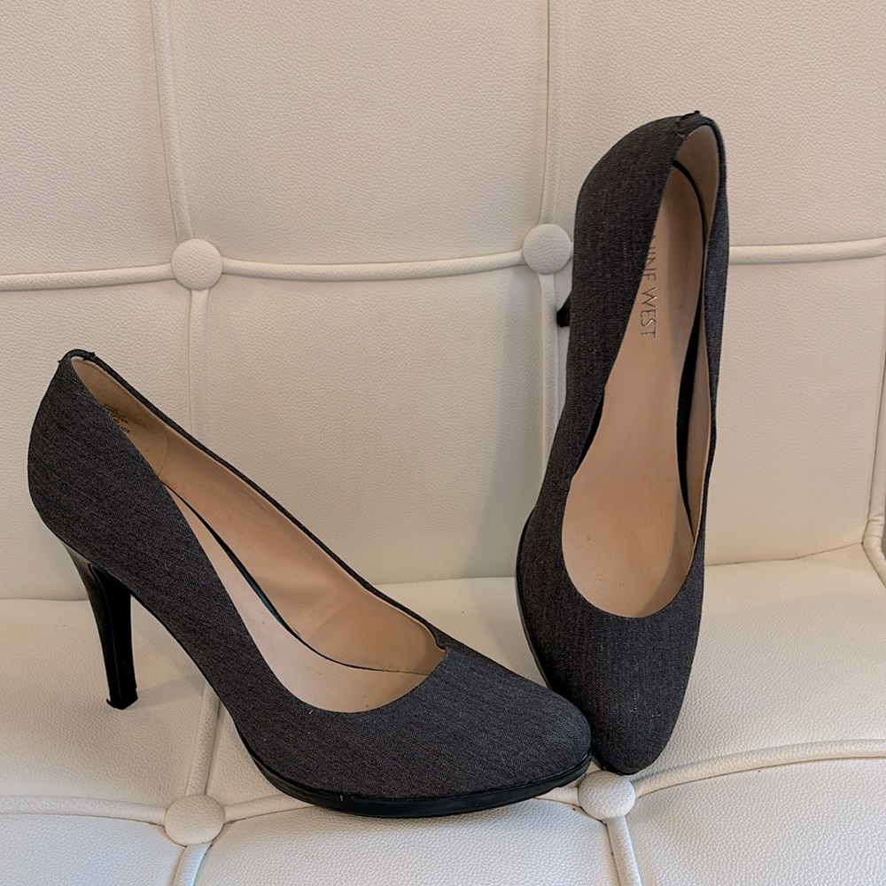 Nine West grey fabric pumps w/ black patent platform/heel.Very lightly worn.8.5M
